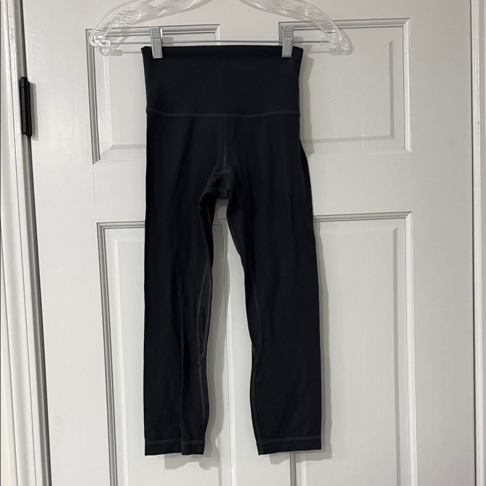 Lululemon Wunder Train HR Tight 21” Size 2 Gray  Cropped Leggings workout